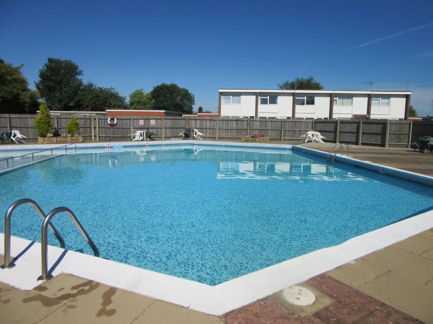 Beautifully Appointed 2 Storey Chalet With Access To Outdoor Swimming Pool - 5 Minute Stroll To Miles Of Sandy Beach - Near To The Norfolk Broads & Great Yarmouth Scratby Exterior foto